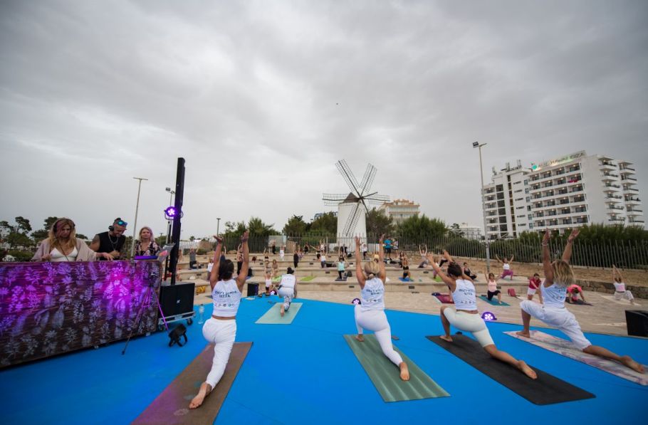 Éxito de participación en la semana del yoga organizada por Ibiza Health and Beauty y Fomento del Turismo